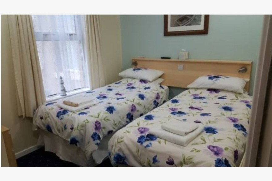 Beverley Hotel, 26 St. Chads Road, Blackpool, FY1